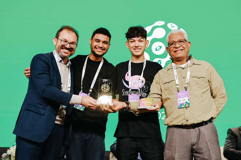 Colabordores Thiago Ewerton, Luiz Pavão e Gilmar Brito do Synesthesia Vision recebendo os prêmios Inova 2025 no painel telebrasil summit 2025